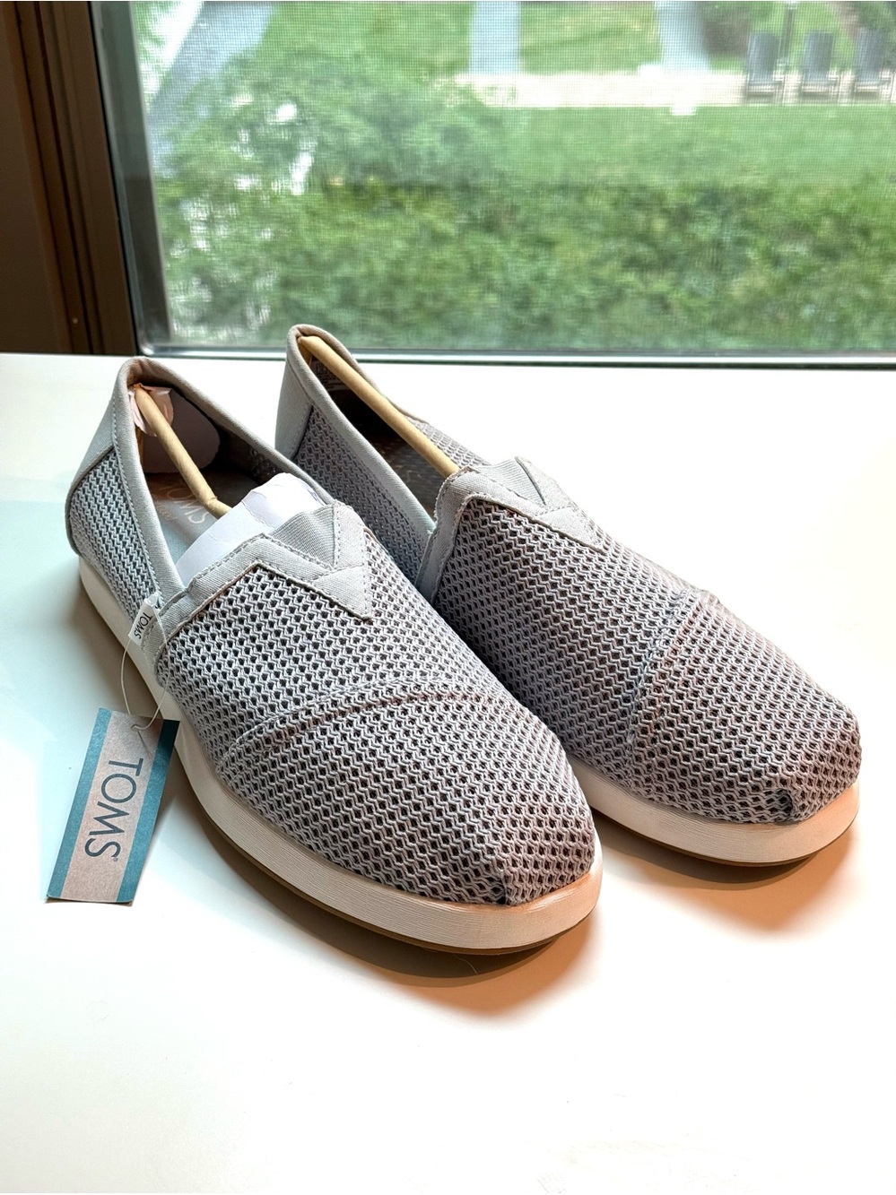 NWT TOMS Men's Alp FWD sneakers in grey textured mesh fabric with a rubber sole